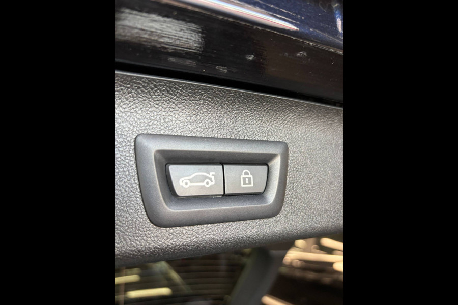 BMW 5 Serie Touring 530e xDrive Business Edition. M Sport Hybrid 292PK Carbonschwarz Pano dak Head up Display  Co Pilot Adaptive Suspension Laser Lights