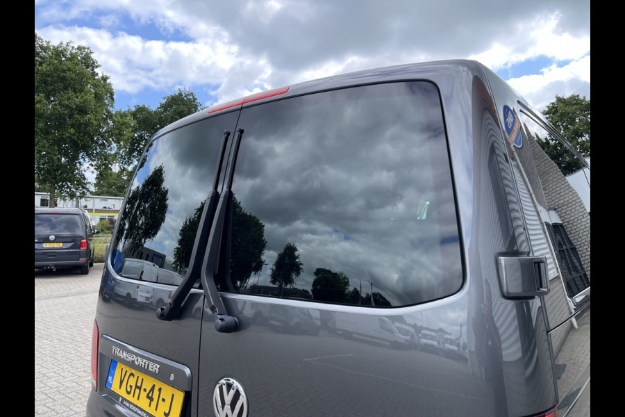 Volkswagen Transporter 2.0 TDI L2H1 30 DC 5 persoons / vaste prijs rijklaar € 27.950 ex btw / lease vanaf € 456 / grijs metallic / airco / cruise / Apple Carplay / lichtmetalen velgen / euro 6 / bpm vrij !