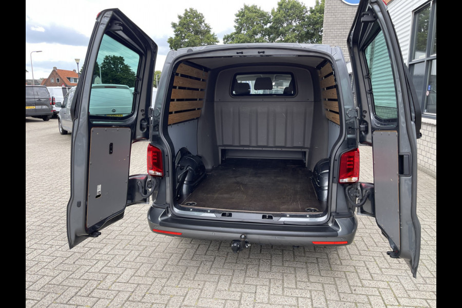 Volkswagen Transporter 2.0 TDI L2H1 30 DC 5 persoons / vaste prijs rijklaar € 27.950 ex btw / lease vanaf € 456 / grijs metallic / airco / cruise / Apple Carplay / lichtmetalen velgen / euro 6 / bpm vrij !