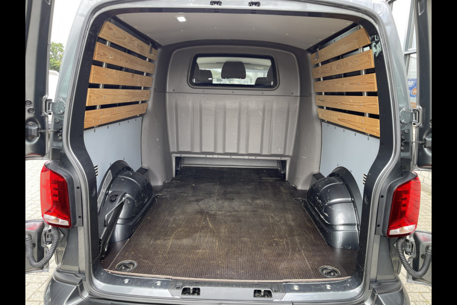 Volkswagen Transporter 2.0 TDI L2H1 30 DC 5 persoons / vaste prijs rijklaar € 27.950 ex btw / lease vanaf € 456 / grijs metallic / airco / cruise / Apple Carplay / lichtmetalen velgen / euro 6 / bpm vrij !