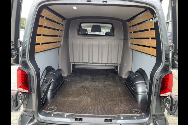 Volkswagen Transporter 2.0 TDI L2H1 30 DC 5 persoons / vaste prijs rijklaar € 27.950 ex btw / lease vanaf € 456 / grijs metallic / airco / cruise / Apple Carplay / lichtmetalen velgen / euro 6 / bpm vrij !
