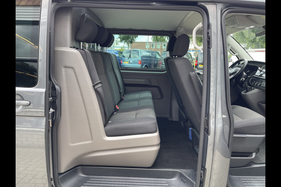 Volkswagen Transporter 2.0 TDI L2H1 30 DC 5 persoons / vaste prijs rijklaar € 27.950 ex btw / lease vanaf € 456 / grijs metallic / airco / cruise / Apple Carplay / lichtmetalen velgen / euro 6 / bpm vrij !