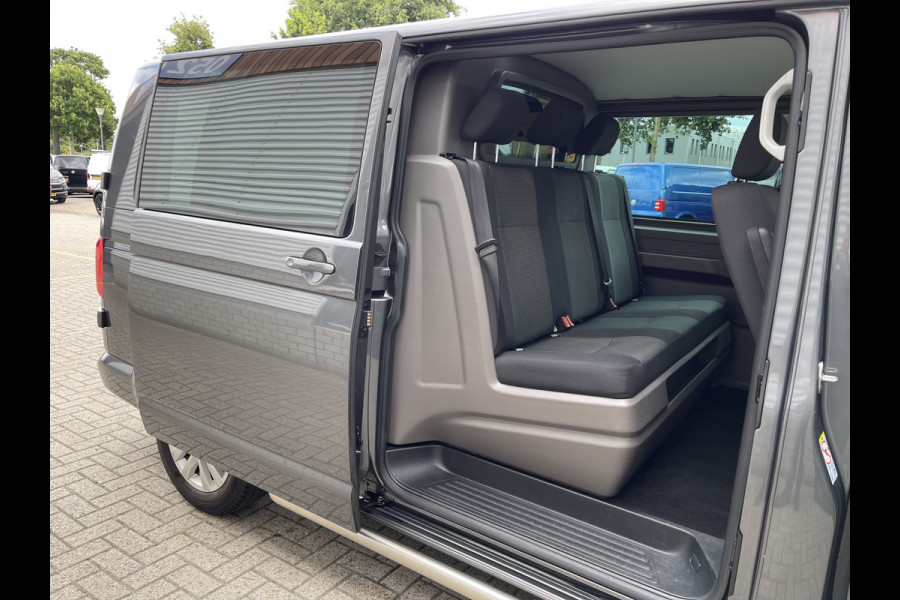 Volkswagen Transporter 2.0 TDI L2H1 30 DC 5 persoons / vaste prijs rijklaar € 27.950 ex btw / lease vanaf € 456 / grijs metallic / airco / cruise / Apple Carplay / lichtmetalen velgen / euro 6 / bpm vrij !