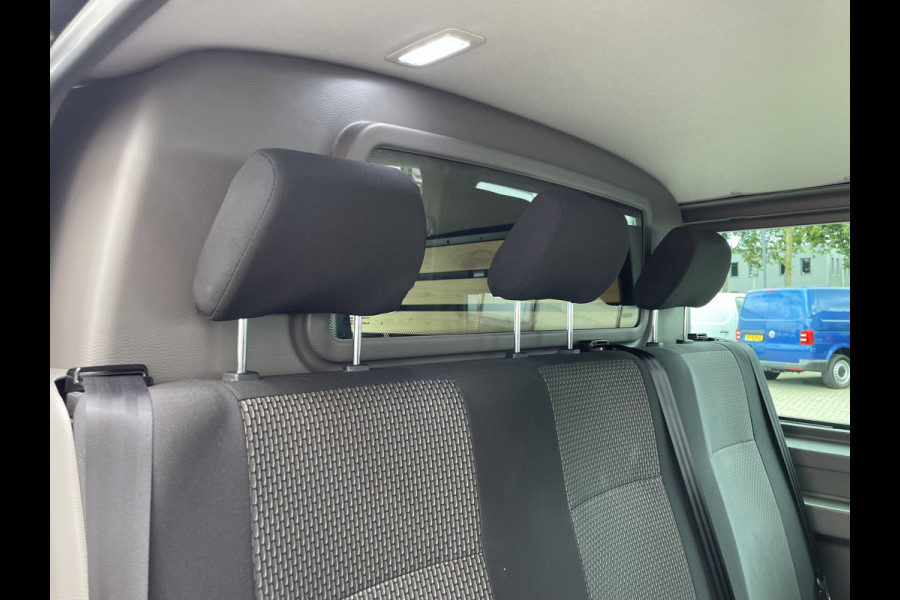 Volkswagen Transporter 2.0 TDI L2H1 30 DC 5 persoons / vaste prijs rijklaar € 27.950 ex btw / lease vanaf € 456 / grijs metallic / airco / cruise / Apple Carplay / lichtmetalen velgen / euro 6 / bpm vrij !