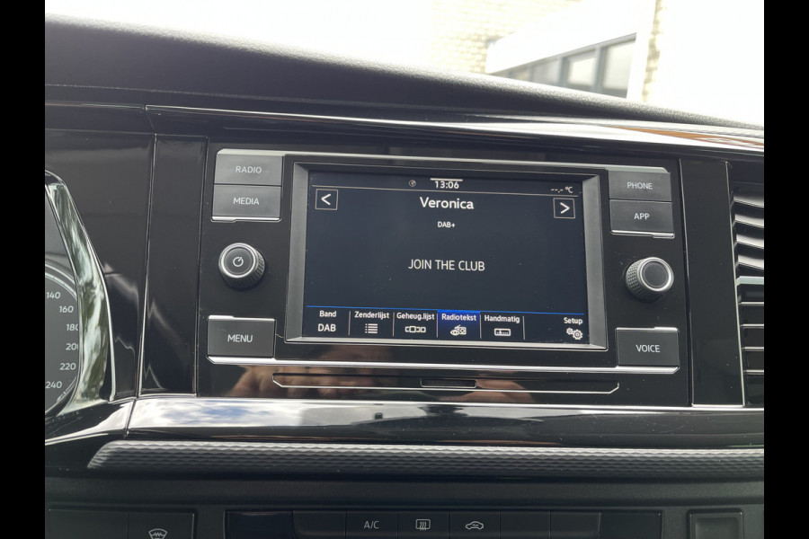 Volkswagen Transporter 2.0 TDI L2H1 30 DC 5 persoons / vaste prijs rijklaar € 27.950 ex btw / lease vanaf € 456 / grijs metallic / airco / cruise / Apple Carplay / lichtmetalen velgen / euro 6 / bpm vrij !