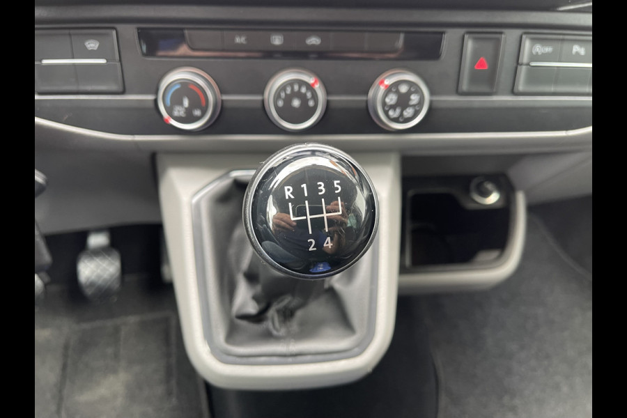 Volkswagen Transporter 2.0 TDI L2H1 30 DC 5 persoons / vaste prijs rijklaar € 27.950 ex btw / lease vanaf € 456 / grijs metallic / airco / cruise / Apple Carplay / lichtmetalen velgen / euro 6 / bpm vrij !