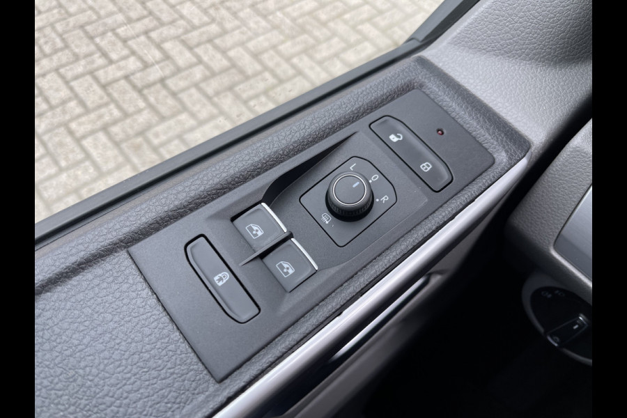 Volkswagen Transporter 2.0 TDI L2H1 30 DC 5 persoons / vaste prijs rijklaar € 27.950 ex btw / lease vanaf € 456 / grijs metallic / airco / cruise / Apple Carplay / lichtmetalen velgen / euro 6 / bpm vrij !