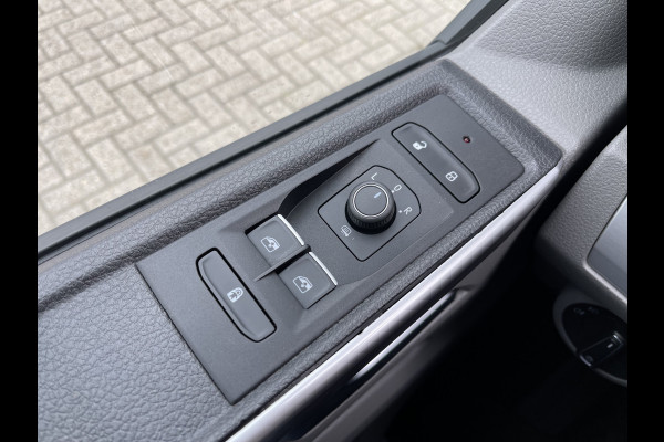 Volkswagen Transporter 2.0 TDI L2H1 30 DC 5 persoons / vaste prijs rijklaar € 27.950 ex btw / lease vanaf € 456 / grijs metallic / airco / cruise / Apple Carplay / lichtmetalen velgen / euro 6 / bpm vrij !