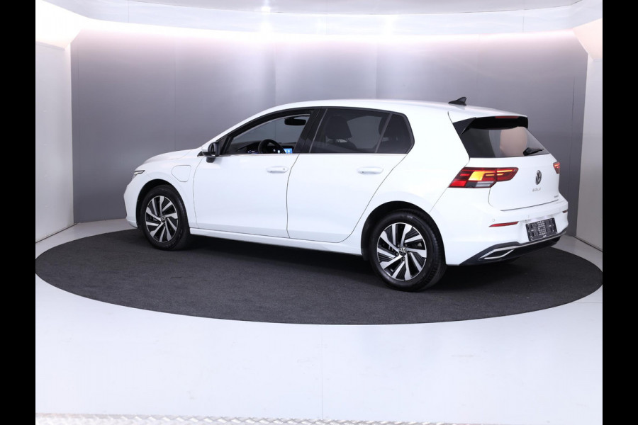 Volkswagen Golf 1.4 eHybrid Style 204 pk Automaat (DSG) | Navigatie | Parkeersensoren | Adaptieve cruise control | Stoelverwarming |