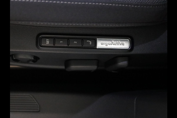 Volkswagen Golf 1.4 eHybrid Style 204 pk Automaat (DSG) | Navigatie | Parkeersensoren | Adaptieve cruise control | Stoelverwarming |