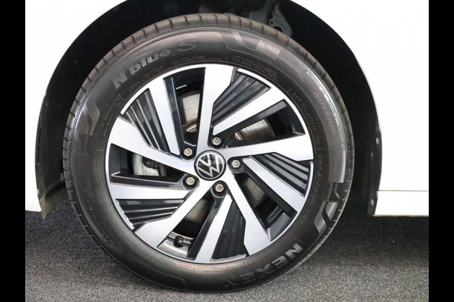 Volkswagen Golf 1.4 eHybrid Style 204 pk Automaat (DSG) | Navigatie | Parkeersensoren | Adaptieve cruise control | Stoelverwarming |