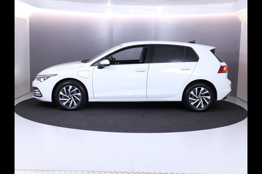 Volkswagen Golf 1.4 eHybrid Style 204 pk Automaat (DSG) | Navigatie | Parkeersensoren | Adaptieve cruise control | Stoelverwarming |