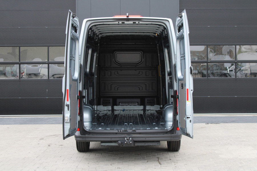 Volkswagen Crafter 35 2.0 TDI L4H3 Highline 177pk - Navi - Geveerde Stoelen - Adaptive Cruise - Blind Spot - Camera - Trekhaak - LM velgen - Rijkla
