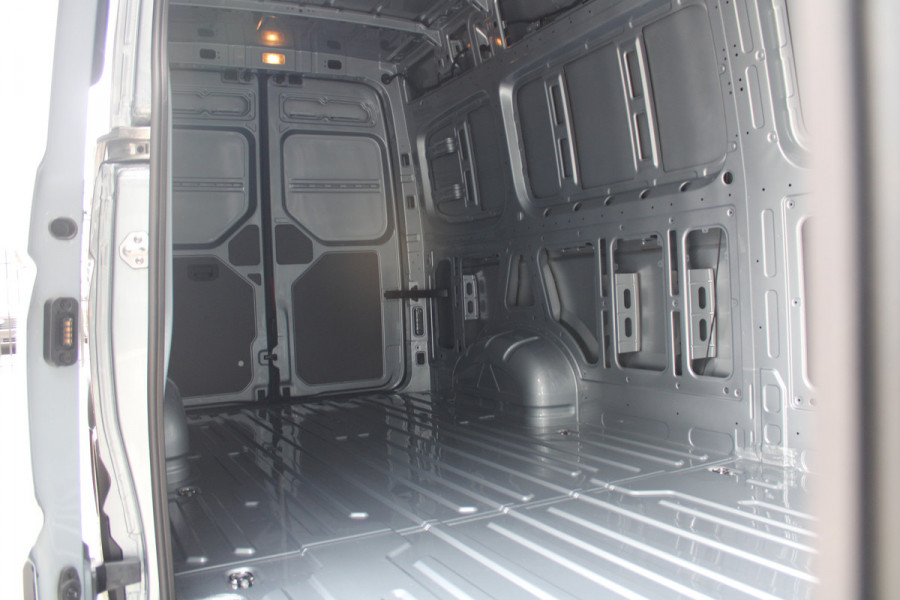 Volkswagen Crafter 35 2.0 TDI L4H3 Highline 177pk - Navi - Geveerde Stoelen - Adaptive Cruise - Blind Spot - Camera - Trekhaak - LM velgen - Rijkla