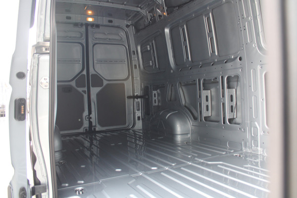 Volkswagen Crafter 35 2.0 TDI L4H3 Highline 177pk - Navi - Geveerde Stoelen - Adaptive Cruise - Blind Spot - Camera - Trekhaak - LM velgen - Rijkla