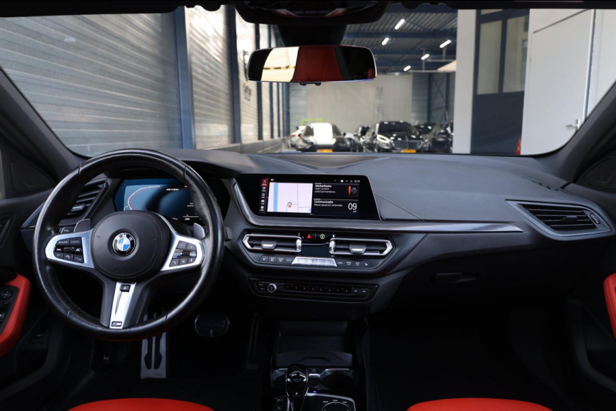BMW 1-serie M135i xDrive M-PERFORMANCE/LED/VIRTUAL/SFEER/PANO/LEER+S.VERWARMING/LMV/CAM/CRUISE/ECC/12 MND GARANTIE!