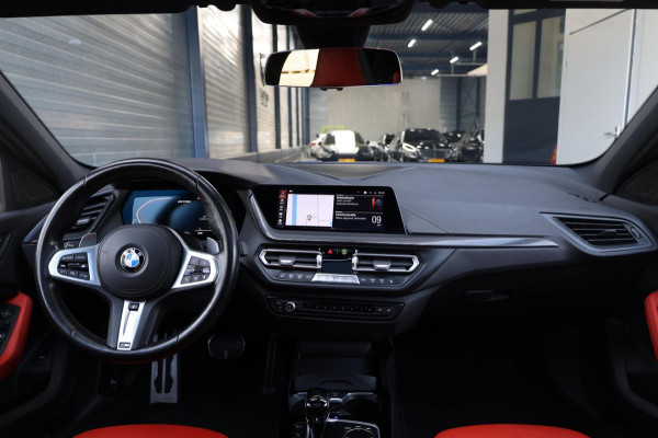 BMW 1-serie M135i xDrive M-PERFORMANCE/LED/VIRTUAL/SFEER/PANO/LEER+S.VERWARMING/LMV/CAM/CRUISE/ECC/12 MND GARANTIE!
