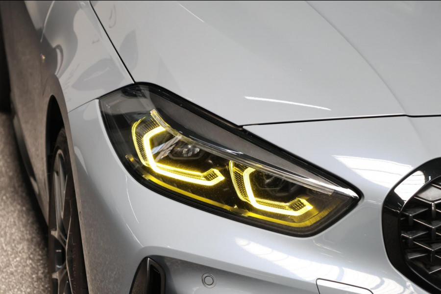 BMW 1-serie M135i xDrive M-PERFORMANCE/LED/VIRTUAL/SFEER/PANO/LEER+S.VERWARMING/LMV/CAM/CRUISE/ECC/12 MND GARANTIE!