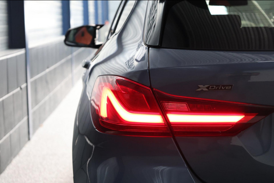 BMW 1-serie M135i xDrive M-PERFORMANCE/LED/VIRTUAL/SFEER/PANO/LEER+S.VERWARMING/LMV/CAM/CRUISE/ECC/12 MND GARANTIE!