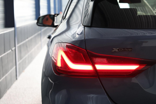 BMW 1-serie M135i xDrive M-PERFORMANCE/LED/VIRTUAL/SFEER/PANO/LEER+S.VERWARMING/LMV/CAM/CRUISE/ECC/12 MND GARANTIE!