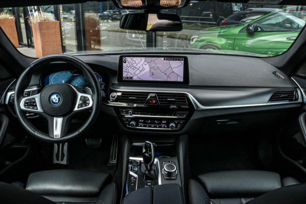 BMW 5 Serie Touring 530e M-SPORT - PANO - TREKHAAK - LASER - HARMAN - VOL!!!