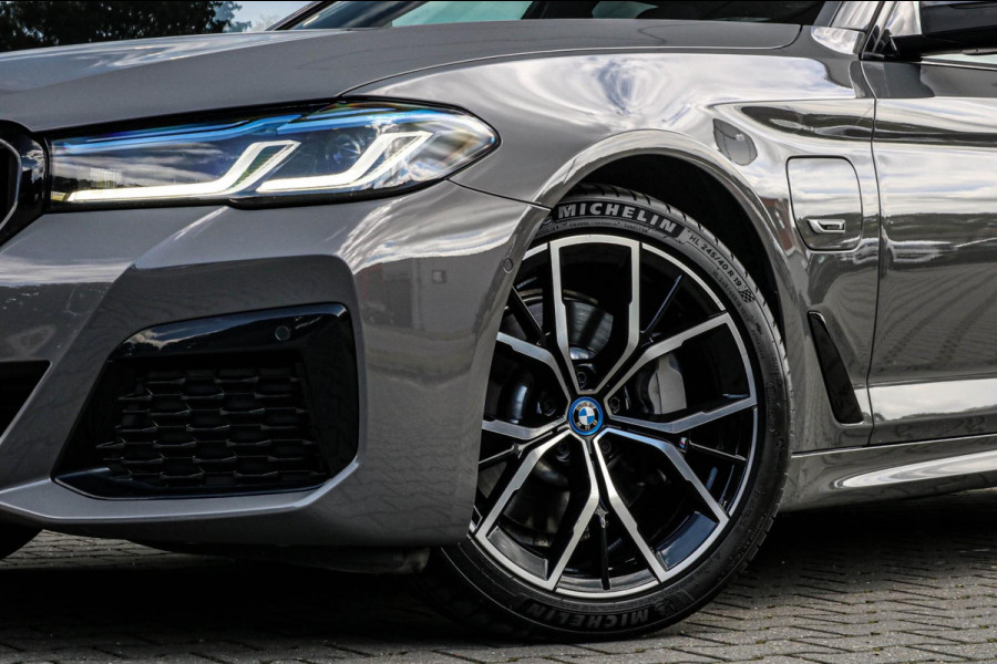 BMW 5 Serie Touring 530e M-SPORT - PANO - TREKHAAK - LASER - HARMAN - VOL!!!