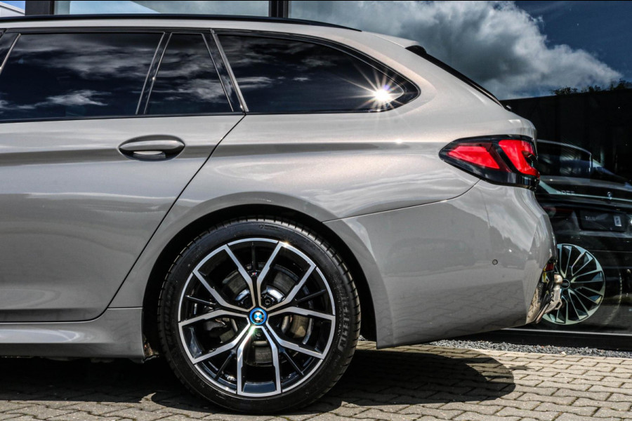 BMW 5 Serie Touring 530e M-SPORT - PANO - TREKHAAK - LASER - HARMAN - VOL!!!