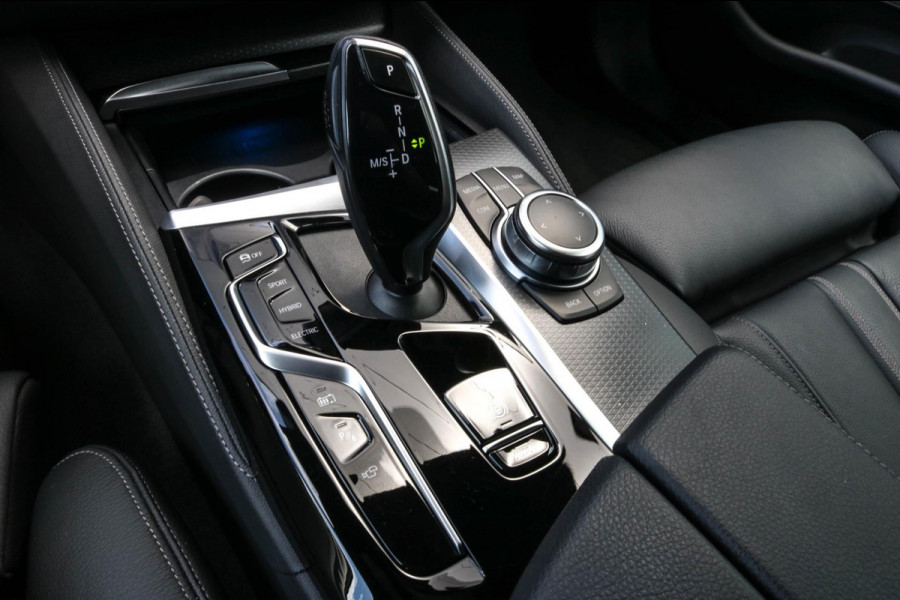 BMW 5 Serie Touring 530e M-SPORT - PANO - TREKHAAK - LASER - HARMAN - VOL!!!