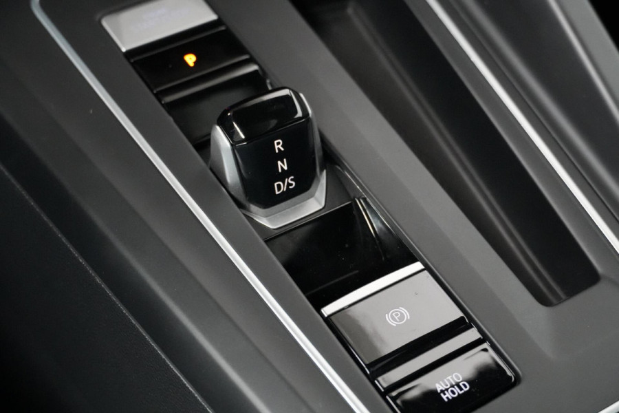 Volkswagen GOLF Variant 1.5 eTSI 2x R-Line Automaat | Pano-dak | CarPlay | Acc | Stoel + Stuur verwarmd | Camera | Led | Sfeer | Pdc |