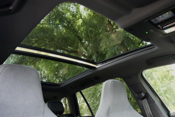 Volkswagen GOLF Variant 1.5 eTSI 2x R-Line Automaat | Pano-dak | CarPlay | Acc | Stoel + Stuur verwarmd | Camera | Led | Sfeer | Pdc |