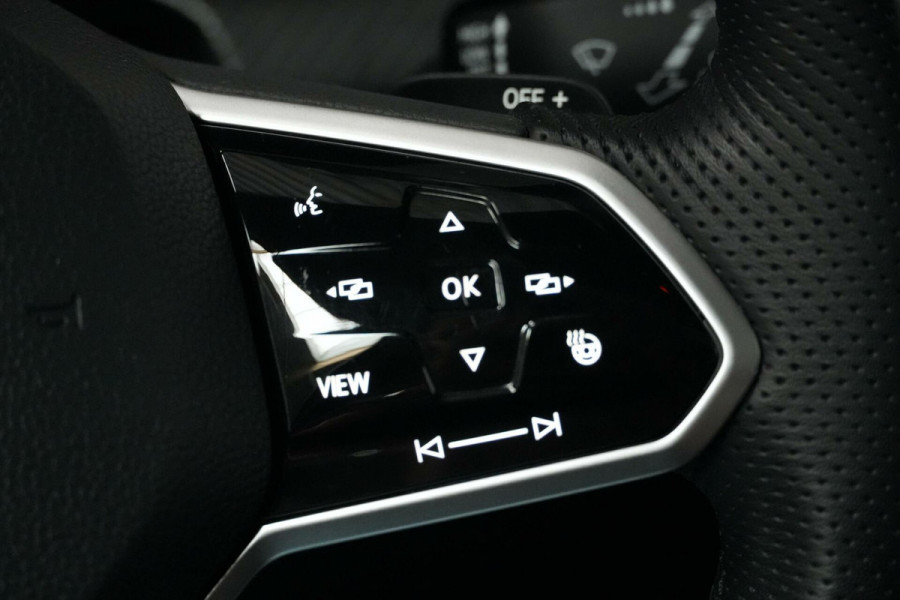 Volkswagen GOLF Variant 1.5 eTSI 2x R-Line Automaat | Pano-dak | CarPlay | Acc | Stoel + Stuur verwarmd | Camera | Led | Sfeer | Pdc |