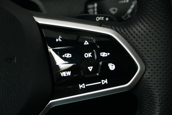 Volkswagen GOLF Variant 1.5 eTSI 2x R-Line Automaat | Pano-dak | CarPlay | Acc | Stoel + Stuur verwarmd | Camera | Led | Sfeer | Pdc |