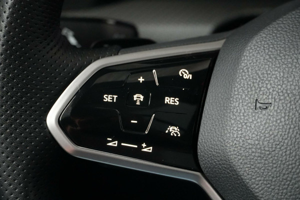 Volkswagen GOLF Variant 1.5 eTSI 2x R-Line Automaat | Pano-dak | CarPlay | Acc | Stoel + Stuur verwarmd | Camera | Led | Sfeer | Pdc |