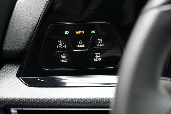 Volkswagen GOLF Variant 1.5 eTSI 2x R-Line Automaat | Pano-dak | CarPlay | Acc | Stoel + Stuur verwarmd | Camera | Led | Sfeer | Pdc |