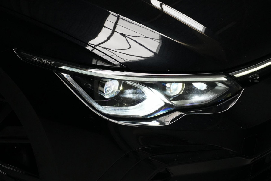 Volkswagen GOLF Variant 1.5 eTSI 2x R-Line Automaat | Pano-dak | CarPlay | Acc | Stoel + Stuur verwarmd | Camera | Led | Sfeer | Pdc |