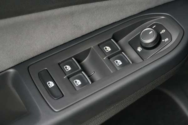 Volkswagen GOLF Variant 1.5 eTSI 2x R-Line Automaat | Pano-dak | CarPlay | Acc | Stoel + Stuur verwarmd | Camera | Led | Sfeer | Pdc |