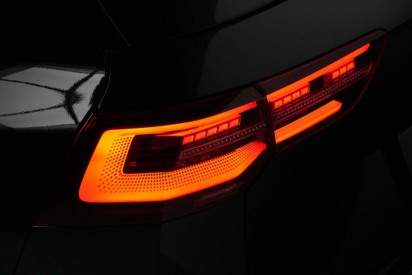 Volkswagen GOLF Variant 1.5 eTSI 2x R-Line Automaat | Pano-dak | CarPlay | Acc | Stoel + Stuur verwarmd | Camera | Led | Sfeer | Pdc |