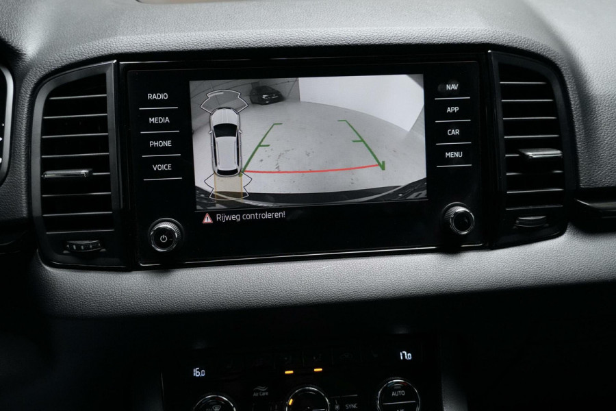 Škoda Karoq 1.5 TSI ACT Sportline Automaat | Pano-dak | Virtual | CarPlay | Acc | Camera | Stoel + Stuur verwarmd | Pdc | Sfeer |