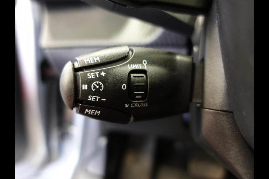 Peugeot 208 1.2 PureTech 100pk Aut. Allure Pack Navigatie Apple Carplay/Android Auto Camera Parkeersensor achter Cruise Control Virtual Cockpit Climate Control Getinte ramen