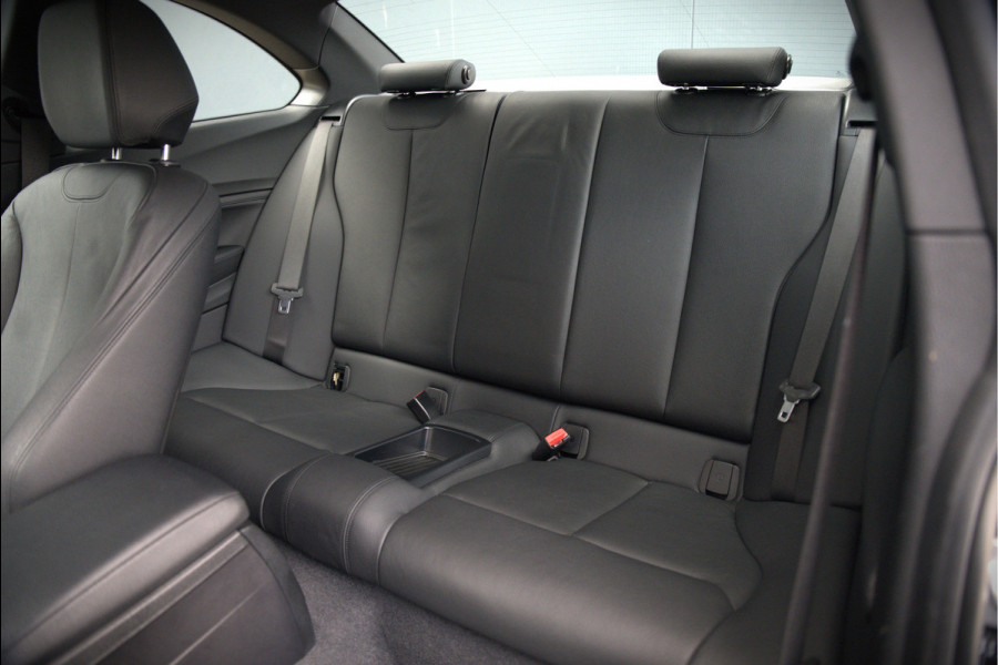 BMW 2 Serie Coupé 218i High Executive M Sport | M Performance | Stoelverwarming | Navigatie | Keyless | Camera | Cruise Control | DAB | HIFI | Parkeersensoren | Leer | Digital Dash | Automaat | NAP | Orig. NL | BTW