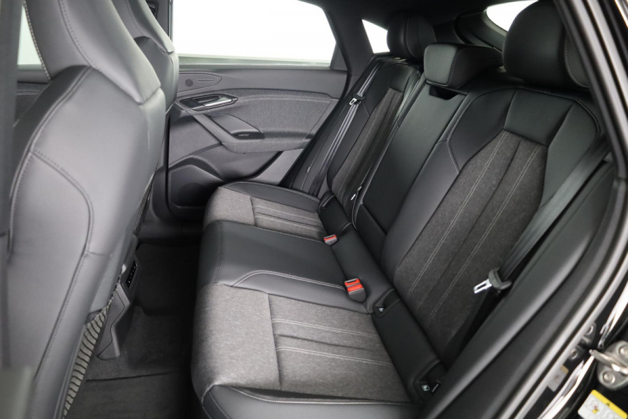 Audi Q6 Sportback e-tron S edition 83 kWh | Adaptive cruise control | Key-less entry | Omgevingscamera's | Panoramadak |