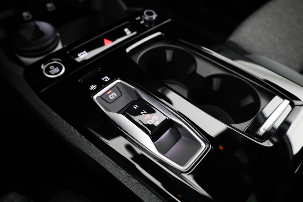 Audi Q6 Sportback e-tron S edition 83 kWh | Adaptive cruise control | Key-less entry | Omgevingscamera's | Panoramadak |