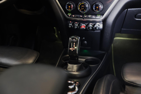 MINI Countryman 1.5 Cooper John Cooper Works / AUT / Acc / Head Up / Elek Stoelen / Camera / Memory / Leder / Open Pano / Led