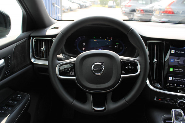 Volvo V60 T6 350PK Automaat Plug-in hybrid AWD Plus Dark Panoramisch schuif-kanteldak / Semi elektrisch wegklapbare trekhaak / Google infotainment / Verwarmbare voorstoelen en stuurwiel / Adaptieve cruise control