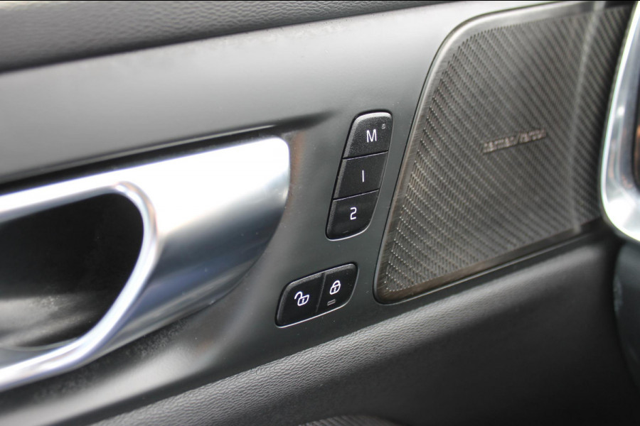 Volvo V60 T6 350PK Automaat Plug-in hybrid AWD Plus Dark Panoramisch schuif-kanteldak / Semi elektrisch wegklapbare trekhaak / Google infotainment / Verwarmbare voorstoelen en stuurwiel / Adaptieve cruise control