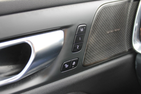 Volvo V60 T6 350PK Automaat Plug-in hybrid AWD Plus Dark Panoramisch schuif-kanteldak / Semi elektrisch wegklapbare trekhaak / Google infotainment / Verwarmbare voorstoelen en stuurwiel / Adaptieve cruise control