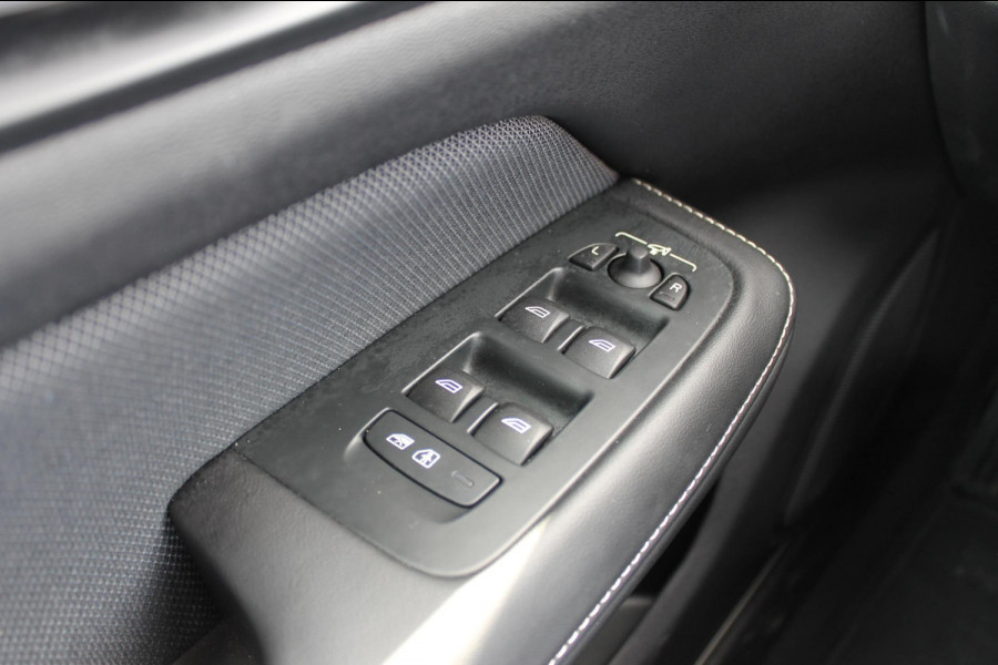 Volvo V60 T6 350PK Automaat Plug-in hybrid AWD Plus Dark Panoramisch schuif-kanteldak / Semi elektrisch wegklapbare trekhaak / Google infotainment / Verwarmbare voorstoelen en stuurwiel / Adaptieve cruise control