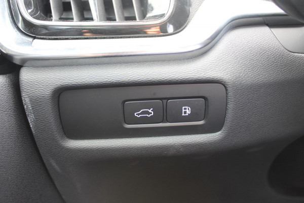 Volvo V60 T6 350PK Automaat Plug-in hybrid AWD Plus Dark Panoramisch schuif-kanteldak / Semi elektrisch wegklapbare trekhaak / Google infotainment / Verwarmbare voorstoelen en stuurwiel / Adaptieve cruise control