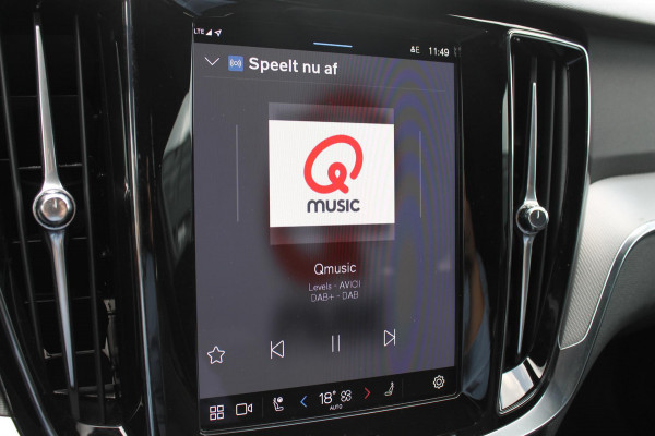 Volvo V60 T6 350PK Automaat Plug-in hybrid AWD Plus Dark Panoramisch schuif-kanteldak / Semi elektrisch wegklapbare trekhaak / Google infotainment / Verwarmbare voorstoelen en stuurwiel / Adaptieve cruise control
