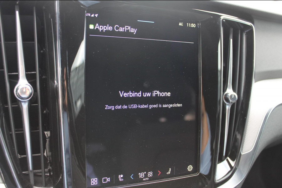 Volvo V60 T6 350PK Automaat Plug-in hybrid AWD Plus Dark Panoramisch schuif-kanteldak / Semi elektrisch wegklapbare trekhaak / Google infotainment / Verwarmbare voorstoelen en stuurwiel / Adaptieve cruise control